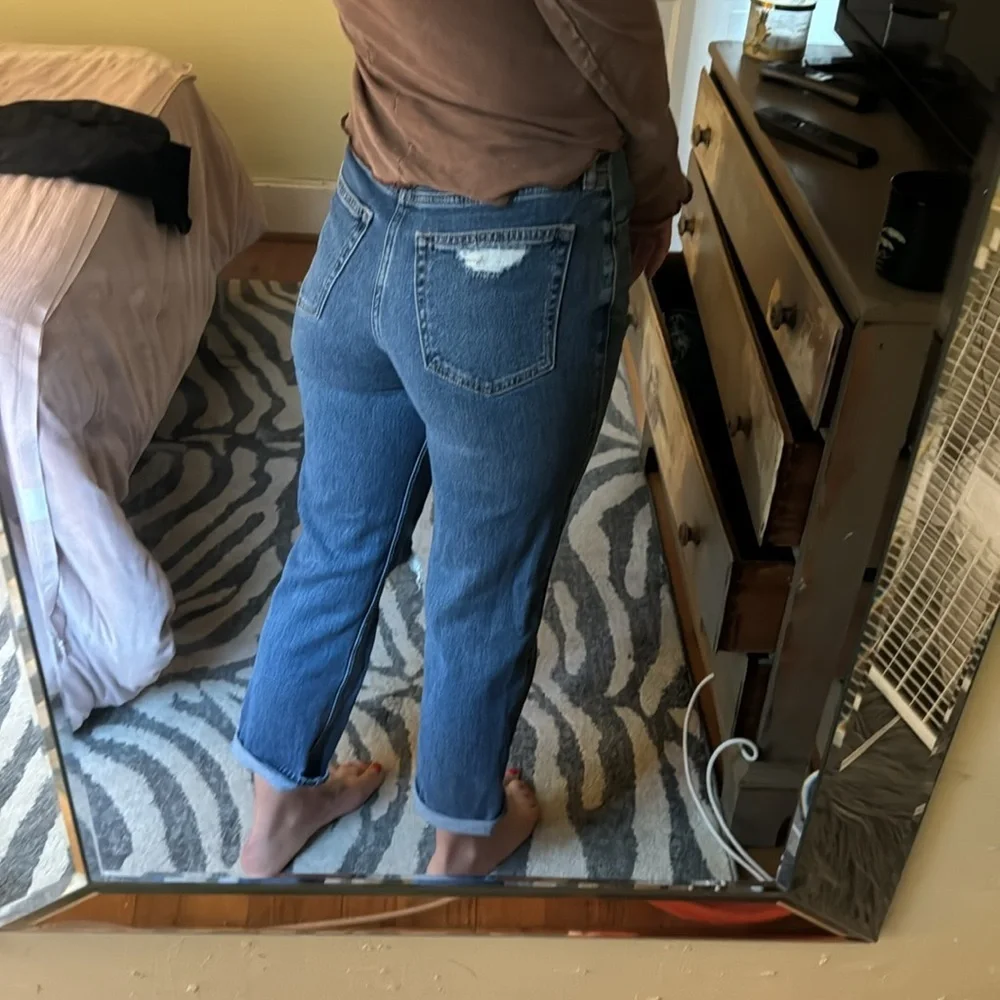Hollister| Distressed Ultra Hi-Rise Ankle Mom Jean